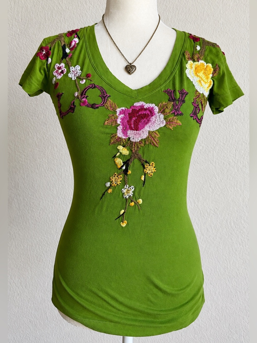 JWLA Embroidered Floral Love Green V Neck Top XS